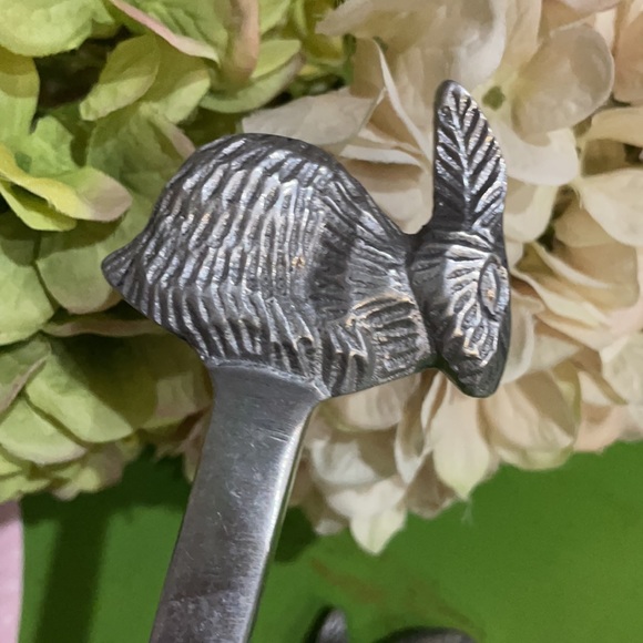 Easter Vintage Estate Old Cabin Rabbit Handle pewter salad/spoon serving pieces - Picture 4 of 8